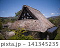 青空と山並みを背景にした合掌造りの茅葺き屋根 妻壁の装飾意匠 141345235