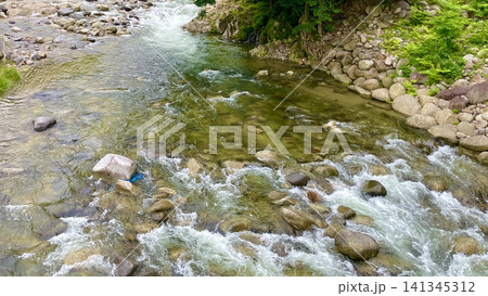 透明度の高い渓流を見下ろした風景 透明度の高い渓流を見下ろした風景 141345312