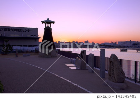 夕焼け染まりゆく今津灯台 141345405