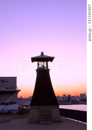 夕焼け染まりゆく今津灯台 141345407