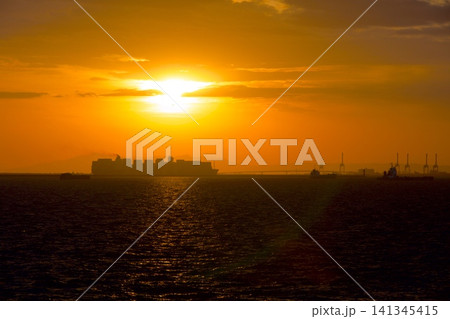 神戸港沖合を航行する大型貨物船と神戸空港大橋と夕陽(鳴尾浜臨海公園海づり広場より展望) 神戸港沖合を航行する大型貨物船と神戸空港大橋と夕陽(鳴尾浜臨海公園海づり広場より展望) 141345415
