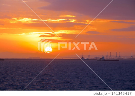 神戸空港大橋と夕陽(鳴尾浜臨海公園海づり広場より展望) 神戸空港大橋と夕陽(鳴尾浜臨海公園海づり広場より展望) 141345417