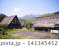 残雪の山々と合掌造り集落 白川郷の田園風景と春の田起こし 141345452