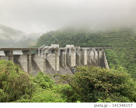 霧の中の苫田ダム 141346157