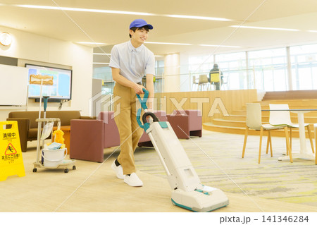 オフィスビルで掃除機で清掃する若い日本人男性清掃員 撮影協力:学校法人電波学園 東京電子専門学校 オフィスビルで掃除機で清掃する若い日本人男性清掃員 撮影協力:学校法人電波学園 東京電子専門学校 141346284