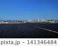 鳴尾橋から見た海辺の街並み（兵庫県西宮市） 141346484