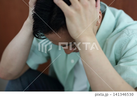 悩む男性イメージ 悩む男性イメージ 141346530