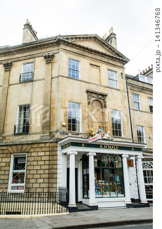 歴史的なハニー色の石造りの建物 イギリスの世界遺産に登録されたバースの街並み 歴史的なハニー色の石造りの建物 イギリスの世界遺産に登録されたバースの街並み 141346768