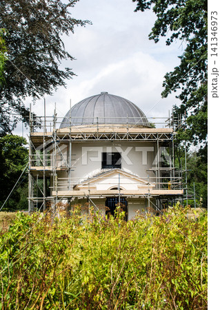 足場が組まれて修理中のドームが付いた歴史的な白壁の建物　ロンドンの西のチズウィック・ハウスの公園にて 141346973