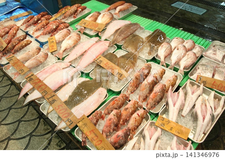 明石魚の棚新鮮な魚介類 141346976