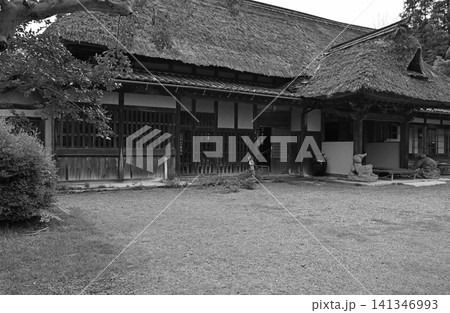 風格ある茅葺き屋根の古民家　広大な前庭と歴史を語る重厚な木造建築の本棟 141346993