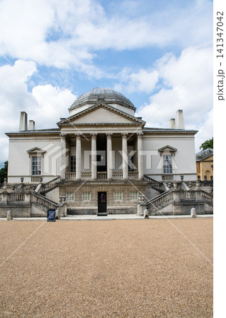 青空と雲の下の歴史的な石造りの建物 ロンドンの西のチズウィック・ハウスにて 青空と雲の下の歴史的な石造りの建物 ロンドンの西のチズウィック・ハウスにて 141347042
