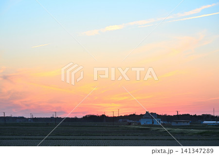 越後平野に沈む夕日（新潟県上越市） 141347289