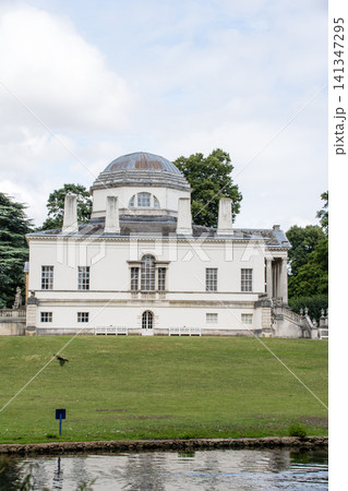 青空と雲の下の歴史的な白壁の石造りの建物　ロンドンの西のチズウィック・ハウスにて 141347295