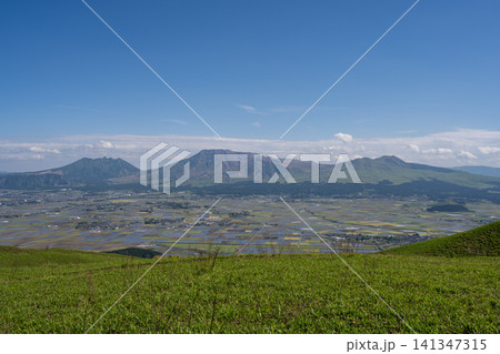 大観峰から一望する阿蘇谷と阿蘇五岳・熊本県 141347315