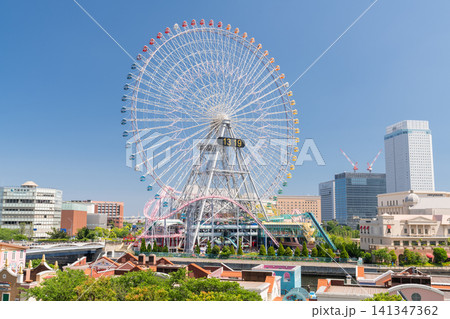 横浜みなとみらいのコスモワールドと観覧車の風景 141347362