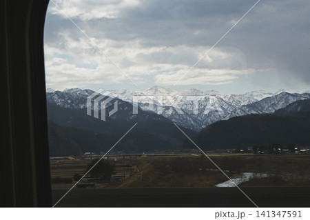 新幹線の車窓から見える立山連峰 141347591