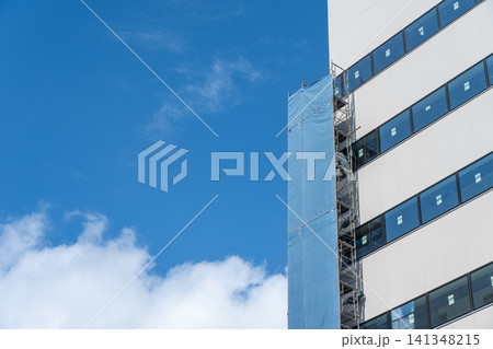 青空の建設現場と足場の架け払い 青空の建設現場と足場の架け払い 141348215