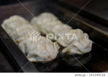 鉄板で焼き上げる餃子 中華料理店の調理風景 鉄板で焼き上げる餃子 中華料理店の調理風景 141349116
