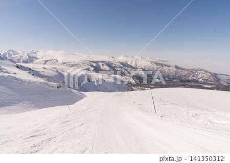 雪の丘から望む春の山 雪の丘から望む春の山 141350312