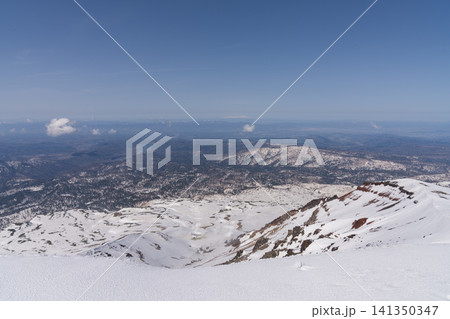 春の光に広がる雪の高原と遠い峰 141350347