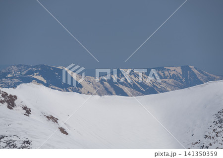 残雪の高原と春霞の山 残雪の高原と春霞の山 141350359