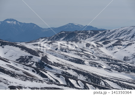 残雪の山と青い山脈の遠望 141350364