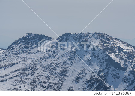 岩肌あらわな残雪の双耳峰 岩肌あらわな残雪の双耳峰 141350367