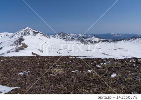 深い青空と滑らかな雪のドーム山頂の景色 141350378