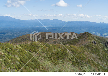 山頂へ続く尾根と色づき始めた高原 山頂へ続く尾根と色づき始めた高原 141350531