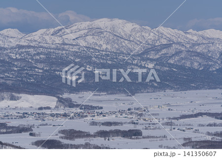 青い尾根の奥にそびえる白い峰のパノラマ 青い尾根の奥にそびえる白い峰のパノラマ 141350607