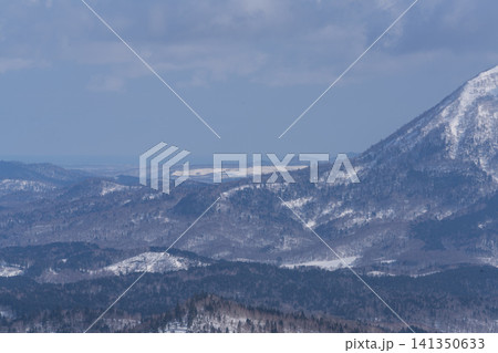 雪山の岩峰群と樹林帯 雪山の岩峰群と樹林帯 141350633