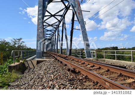 鉄橋と鉄道線路 鉄橋と鉄道線路 141351082
