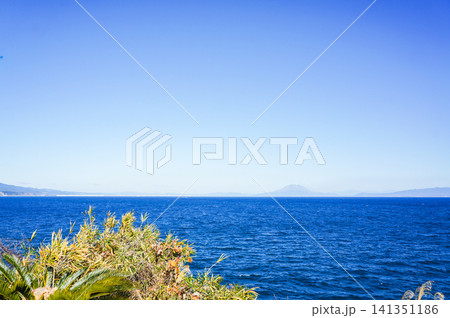 線路沿いに広がる青空と海の爽やかな風景 線路沿いに広がる青空と海の爽やかな風景 141351186