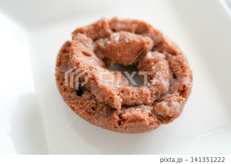 チョコオールドファッションの質感を明るく撮影した写真 チョコオールドファッションの質感を明るく撮影した写真 141351222