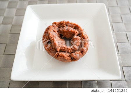 白い皿にのったチョコオールドファッションの俯瞰写真 白い皿にのったチョコオールドファッションの俯瞰写真 141351223