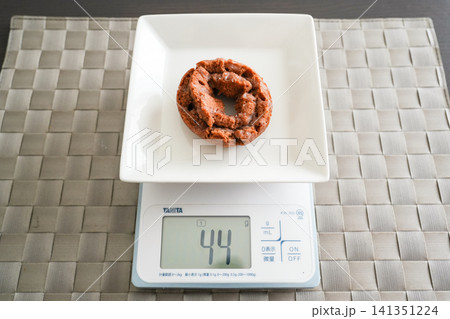 計量器にのせたチョコオールドファッションの写真 計量器にのせたチョコオールドファッションの写真 141351224