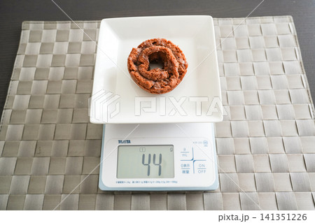 計量器にのせたチョコオールドファッションの別アングル写真 計量器にのせたチョコオールドファッションの別アングル写真 141351226