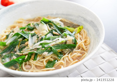 たっぷりのネギが香る熱々の醤油ラーメンのアップ写真 たっぷりのネギが香る熱々の醤油ラーメンのアップ写真 141351228