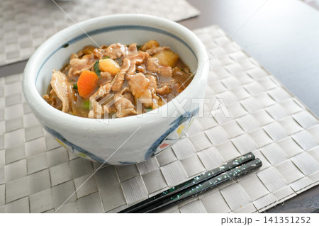 自然光の差すテーブルで撮った温かい肉うどん 141351252