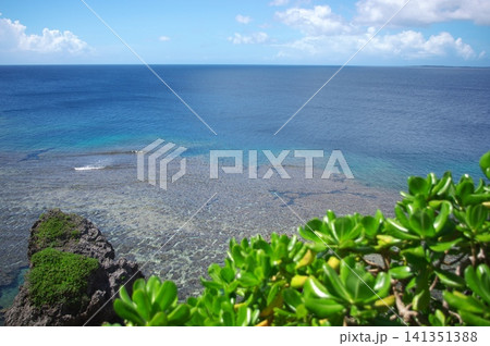 伊良部島・サバウツガーへの道中から見下ろす、透明度の高い美しいサンゴ礁の海 141351388