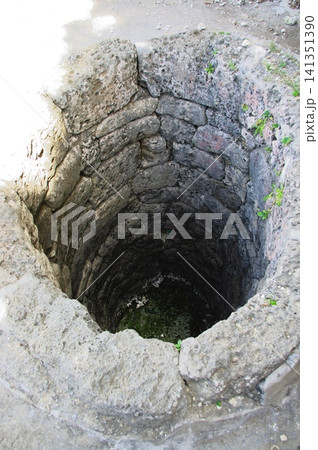 伊良部島の貴重な史跡、サバウツガーの石積みの古井戸 141351390