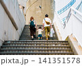 家族でお出かけする親子の後ろ姿（みなとみらい） 141351578