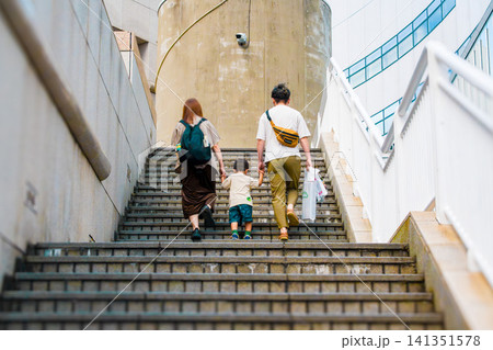 家族でお出かけする親子の後ろ姿(みなとみらい) 家族でお出かけする親子の後ろ姿(みなとみらい) 141351578