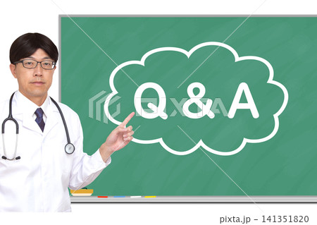 Q&Aを指差しする日本人男性医師 Q&Aを指差しする日本人男性医師 141351820