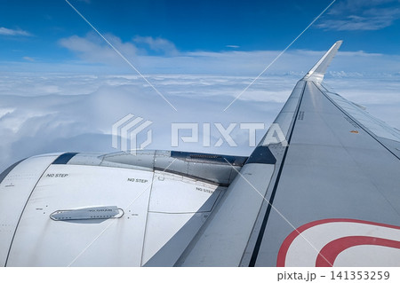 青空と雲海の中を飛行する旅客機からの風景 青空と雲海の中を飛行する旅客機からの風景 141353259