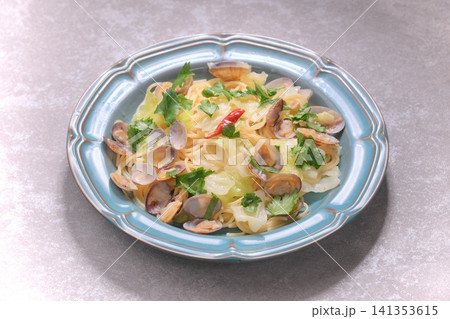 パスタ料理、キャベツとアサリとアンチョビのスパゲッティ、イタリアン料理。あさりときゃべつ。 パスタ料理、キャベツとアサリとアンチョビのスパゲッティ、イタリアン料理。あさりときゃべつ。 141353615