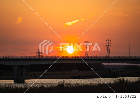橋へ沈む太陽 夕暮れの風景 橋へ沈む太陽 夕暮れの風景 141353822