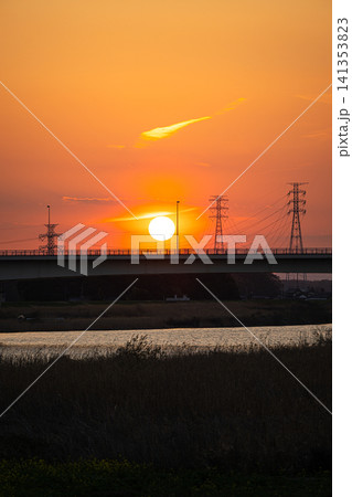 橋へ沈む太陽　夕暮れの風景 141353823