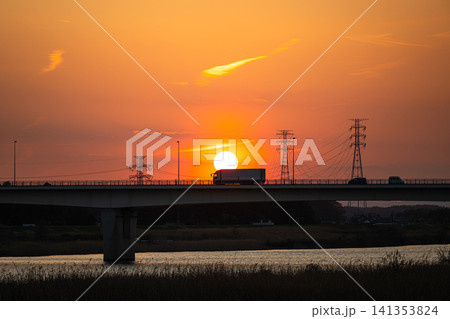 橋へ沈む太陽　夕暮れの風景 141353824